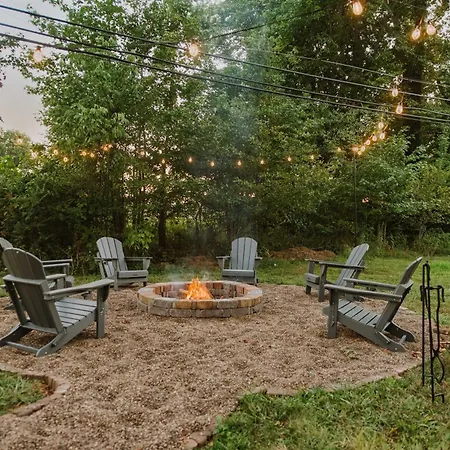 Family Hangout Spot - Fenced Yard - Fire Pit - Games